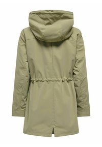 Imperméable vert olive clair avec capuche, taille avec cordon et fente arrière. Confectionné en matériau lisse et résistant à l'eau, avec des coutures simples.