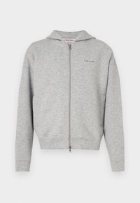 Γκρι φούτερ με φερμουάρ από μείγμα βαμβακιού, διαθέτει κουκούλα, δύο πλαϊνές τσέπες και μια μικρή ετικέτα με λογότυπο στο αριστερό στήθος.