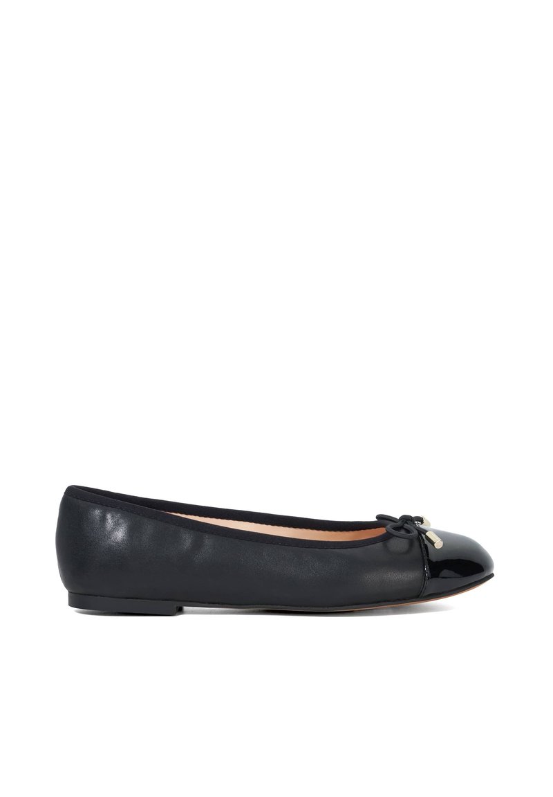 Ballet flat en cuir noir avec un bout brillant, détail de nœud en ruban et design basse silhouette. Texture lisse avec des accents minimaux.