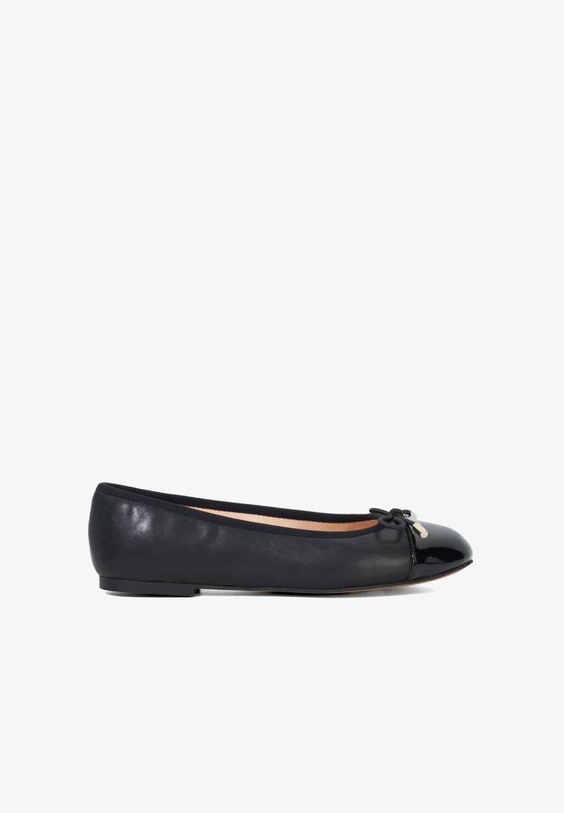 Ballet flat en cuir noir avec un bout brillant, détail de nœud en ruban et design basse silhouette. Texture lisse avec des accents minimaux.