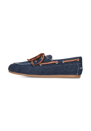 Dunkelblauer Mokassin-Schuh aus Denim mit braunen Schnürsenkeln und Ösen. Verfügt über eine flexible Gummisohle und fransige Kantenverarbeitung.