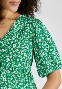 JoJo Maman Bébé DITSY PRINT V-NECK MATERNITY - REGULAR FIT - Tričkové šaty - green floral