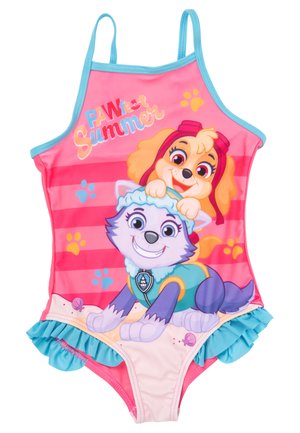 Einteiliger Badeanzug in Pink mit blauen Akzenten; mit cartoonhaften Hunden, Rüschensaum und dem Text 'PAW-fect Summer' auf einem gestreiften Hintergrund.