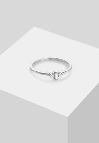 Sterling Silberring mit einem schlanken Band, das einen zentralen rechteckigen Stein und auf jeder Seite zwei kleinere runde Steine hat.