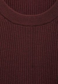Pull en maille côtelée bordeaux avec encolure ronde. Le matériau présente une finition douce et texturée avec des lignes verticales sur tout le tissu.