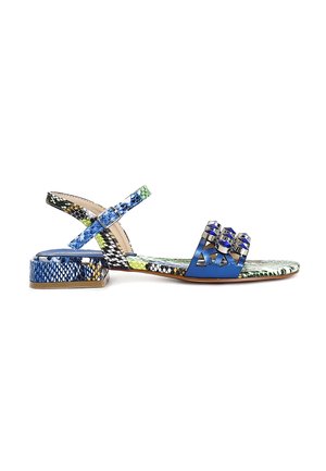 Blauwe en meerkleurige sandaal met slangenpatroon en blokhak, met gekruiste banden en decoratieve accenten op de bovenkant.
