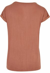 Chemise marron unie à manches courtes avec poignets retroussés, encolure ronde simple et ourlet droit, vue de dos.