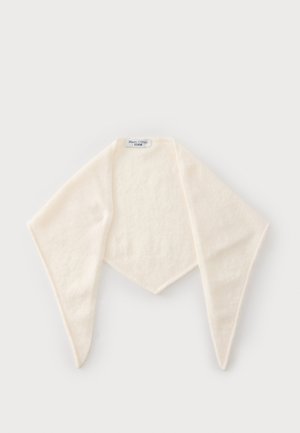 Miękki biały trójkątny szalik z długimi, ostrymi końcami i widoczną metką marki Marc O'Polo Denim u góry na środku.