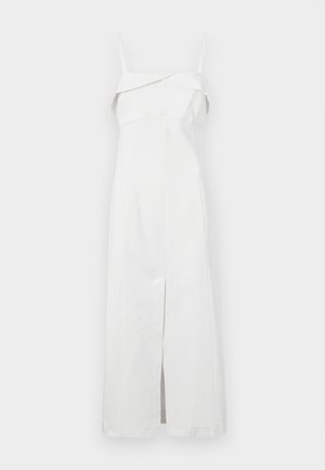 Biała sukienka bez rękawów z plisowanym dekoltem, dopasowany krój i boczne rozcięcie. Wykonana z gładkiego materiału; minimalistyczny design, brak widocznych wzorów czy akcentów.