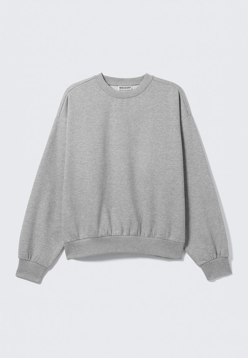 Sweat-shirt gris en tissu doux, avec un col rond, des manches longues, des poignets et un ourlet côtelés, et une coupe légèrement raccourcie.