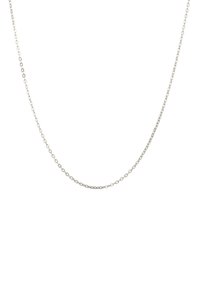 Sølvkædehalskæde med sammenkoblede ovale led med en glat tekstur, hængende i en blid bue mod en hvid baggrund.