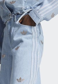 adidas Originals Jeans a zampa - clear blue