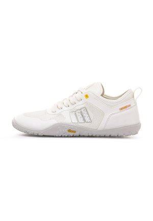 Zapatilla deportiva blanca de corte bajo con paneles de malla y sintéticos, cierre de cordones en el frontal, suela con dibujo y pequeños detalles de marca en naranja.
