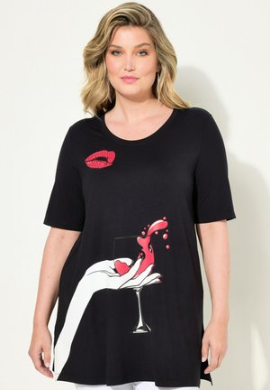 Zwarte T-shirt met korte mouwen met een rode lipprint op de borst en een afbeelding van een hand die een glas vasthoudt met een rode vloeistof die eruit spat.