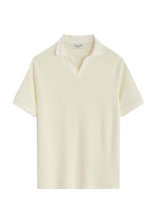 Polo en maille à manches courtes de couleur crème avec une petite ouverture en V et un col souple, présenté sur un fond blanc.