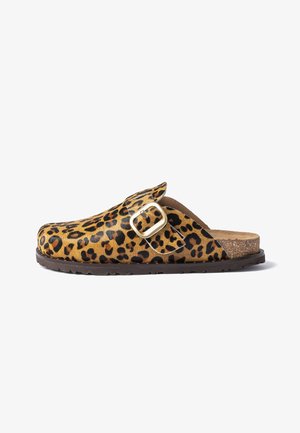 Zoccolo slip-on con stampa leopardata, fibbia laterale regolabile, plantare in sughero e suola scura testurizzata, mostrato di profilo laterale.