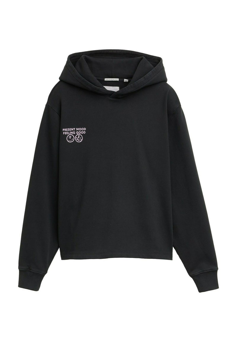 Zwarte cropped hoodie van zacht materiaal. Beschikt over een capuchon met trekkoord en gedrukt de tekst "HUIDIGE MOED VOELEN GOED" met iconen.