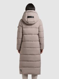 Lange gewatteerde jas in licht taupe, met een capuchon, horizontaal doorgestikt ontwerp en een logopatch aan de onderzijde. Gladde textuur.