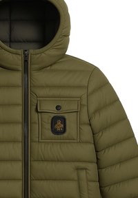 Giacca puffer verde oliva con cappuccio, texture trapuntata, chiusura frontale con zip, tasca sul petto con bottone a pressione e patch con logo.