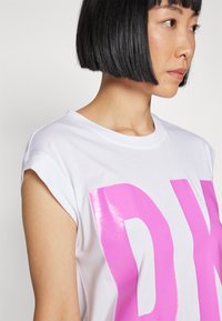 DKNY EXPLODED LOGO TUNIC - Trikotaažkleit - white/shocking pink