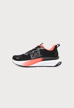Baskets de sport noires et corail avec semelle blanche, logo Emporio Armani EA7 sur le côté et le talon, et languettes de tirage sur la languette et le talon.