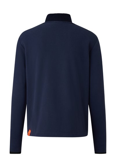 Marineblauwe pullover met lange mouwen, geribbelde kraag en oranje accent aan de onderrand. Glad textuur met minimale ontwerpdetails.