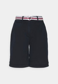 Pantalones cortos azul marino de corte recto, con bolsillos laterales y un cinturón de rayas multicolores con una hebilla plateada para el cierre.