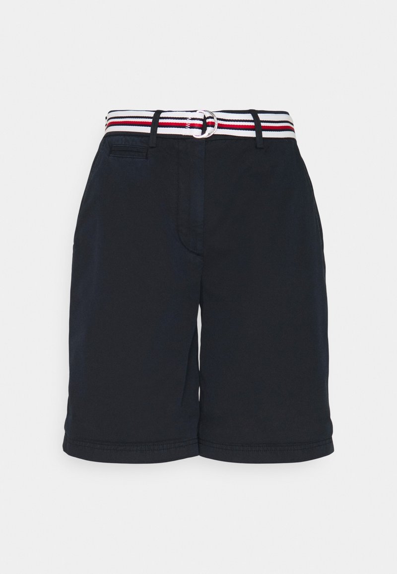 Pantalones cortos azul marino de corte recto, con bolsillos laterales y un cinturón de rayas multicolores con una hebilla plateada para el cierre.