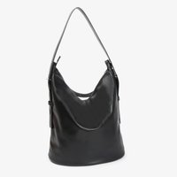 Schwarze Leder-Schultertasche mit einem einzelnen breiten Träger, lässigem Design und einem Reißverschlussverschluss oben, aufrecht stehend vor einem weißen Hintergrund.