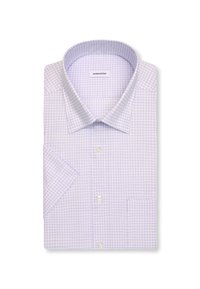 Chemise à manches courtes à carreaux violet clair avec un col classique et une poche avant, soigneusement pliée sur un fond blanc.