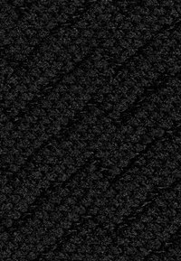 Schwarzer strukturierter Stoff mit einem dichten, komplexen Muster. Die Oberfläche hat einen subtilen Glanz, der das Licht aus verschiedenen Winkeln reflektiert.