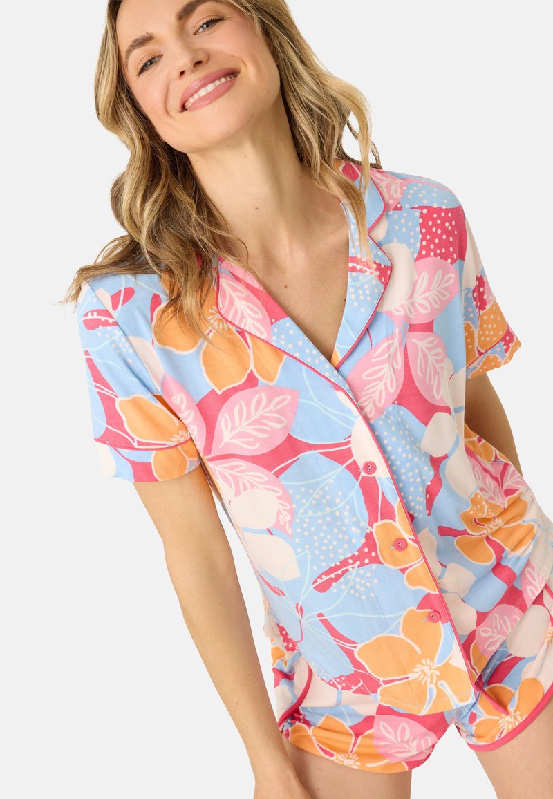 Korte mouwen, knoopsluiting, bloemen pyjama set met een blauwe achtergrond, heldere oranje en roze bloemen, en een relaxed fit.