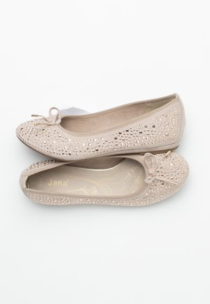 Béžové balerínky se zdobením ve tvaru hřebíčků, kulatou špičkou a mašlí. Měkký materiál s hladkou vnitřní podšívkou a zlatým logem.