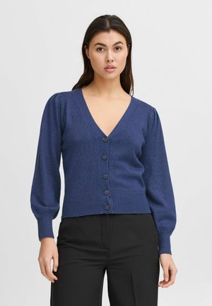 Cardigan blu navy con scollo a V, orlo a costine e maniche a sbuffo. Presenta cinque chiusure con bottoni e una consistenza lavorata morbida.