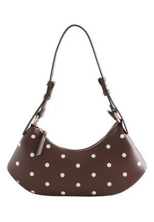 Braune halbmondförmige Handtasche mit weißen Punkten, goldenem Reißverschluss und verstellbarem Schulterriemen mit Schnallendetails.