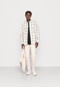 Karl Kani CHEST SIGNATURE CHECK LIGHT UNISEX - Casaco de verão - light sand