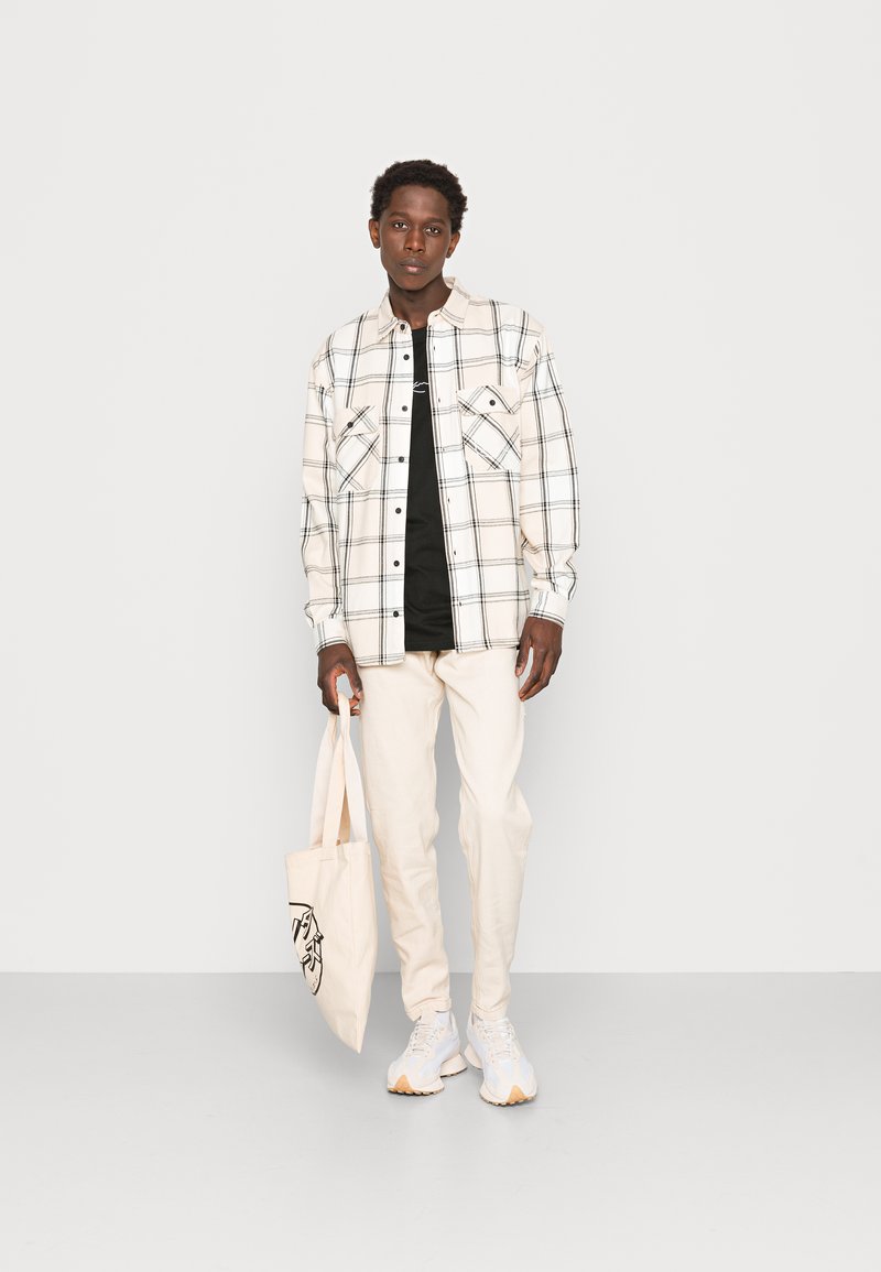 Karl Kani CHEST SIGNATURE CHECK LIGHT UNISEX - Casaco de verão - light sand