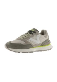 Sneaker con tomaia in materiali misti caratterizzata da suede grigio e nylon testurizzato, dettagli bianchi, accenti verdi e una spessa suola in gomma bianca.