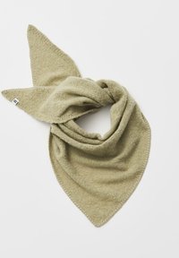 Licht olijfgroene sjaal van zacht, getextureerd materiaal, met een driehoekige vorm en puntige uiteinden, voorzien van zichtbare stiksels en een klein merklabel.