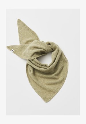 Écharpe vert olive clair en tissu doux et texturé, de forme triangulaire avec des extrémités pointues, présentant des coutures visibles et une petite étiquette de marque.