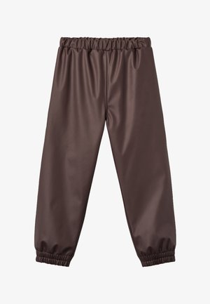 Braune Jogger-Hose aus Kunstleder mit elastischem Bund und Knöchelabschlüssen, flach auf weißem Hintergrund dargestellt.