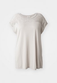 Ljust beige kortärmad t-shirt gjord av mjukt tyg, med en strukturerad okdesign och en subtilt mönster. Rund halsringning, avslappnad passform.
