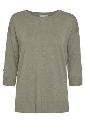 Suéter de punto verde oliva con mangas hasta los tres cuartos, puños acanalados y detalles de botones en las mangas. Textura suave y corte relajado.