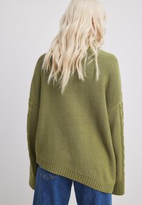 NA-KD Sweter