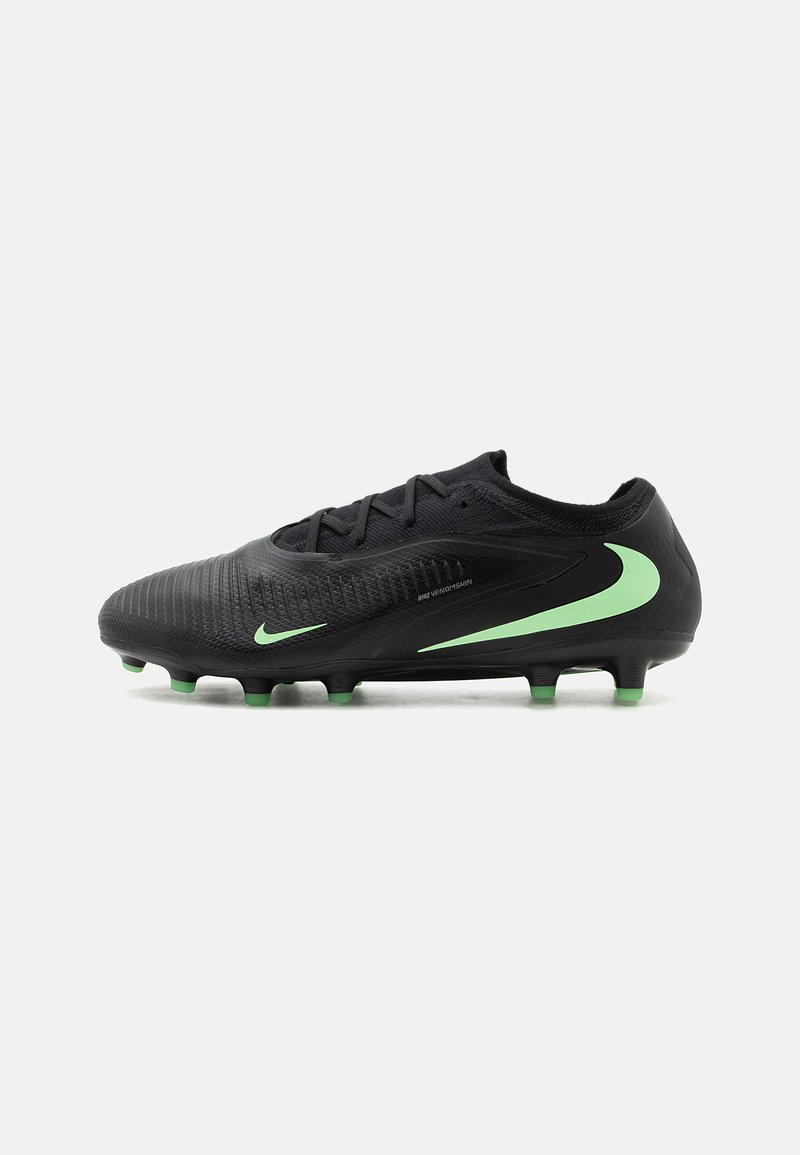Μαύρο και πράσινο ποδοσφαιρικό παπούτσι Nike με κορδόνια, υφασμένο επάνω μέρος και καρφωτή σόλα, ορατό από το πλάι σε λευκό φόντο.