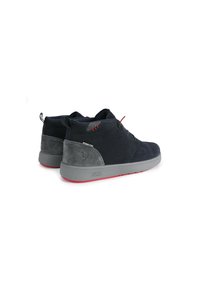 Calzature in suede di colore blu scuro con dettagli grigi e lacci rossi, caratterizzate da un design arrotondato e una suola grigia testurizzata. Logo visibile sul tallone.