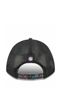 Schwarz_mesh_cappy mit einem bunten Spritzmusterband. Verfügt über einen NFL-Logo-Patch auf der Rückseite und hat eine geschwungene, strukturierte Form.
