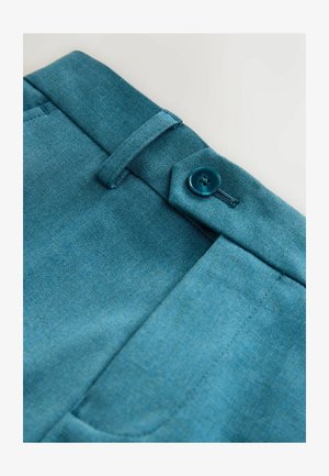 Zbliżenie na spodnie z tkaniny w kolorze zielonego błękitu z paskiem, szlufką na pasek, guzikiem i przednią kieszenią na białym tle.