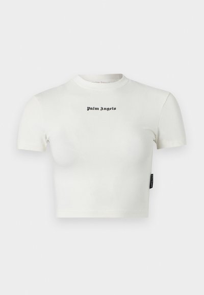 Λευκό κοντομάνικο κοντό μπλουζάκι με μαύρο κείμενο "Palm Angels" στο κέντρο του στήθους και μια μικρή μαύρη ετικέτα στη ραφή του πλαινού.