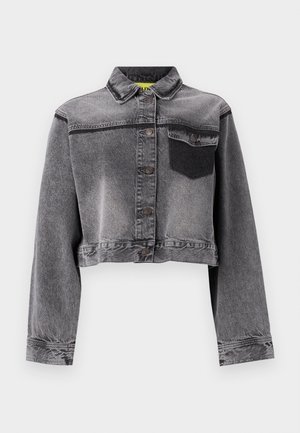 Skraćena siva traper jakna s prednjim dugmadi, oštrim kragnom, jednom džepom na prsima i kontrastnim crnim detaljima na džepu. Glatka tekstura.